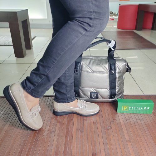 Pitillos 10701 | Mocasín de piel charol con hebilla y cuña baja – Calzados Vicky Pitillos 10701 | Mocasín de piel charol con hebilla y cuña baja – Calzados Vicky