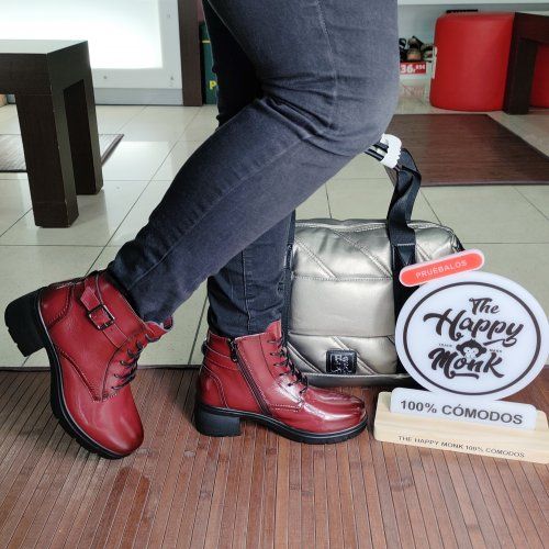 The Happy Monk Madrid 03 – Botín casual de mujer en piel charol burdeos con tacón medio y hebillas   VICKY Zapatos The Happy Monk Madrid 03 – Botín casual de mujer en piel charol burdeos con tacón medio y hebillas   VICKY Zapatos