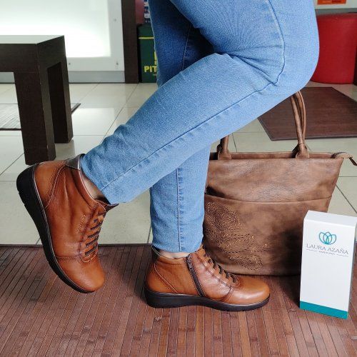 Laura Azaña 26847 – Botín de piel con cuña baja y cierre combinado Hechos en España | VickyZapatos Laura Azaña 26847 – Botín de piel con cuña baja y cierre combinado Hechos en España | VickyZapatos